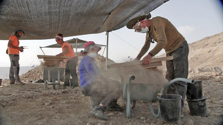 Theo các chuyên gia, một số mảnh giấy cói có chữ viết bằng tiếng Hy Lạp cổ. Đây là một trong những ngôn ngữ được cư dân của cả đế chế Ptolemaic và Seleucid sử dụng. Ảnh: Judean Desert Survey Unit, Israel Antiquities Authority.
