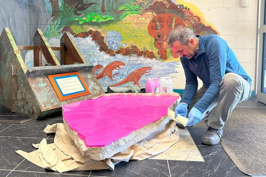 Những người thợ mỏ đã đào được phiến đá chứa những dấu chân khủng long trên vào năm 2002. Sau khi nhận thấy những dấu chân bất thường, họ đã tặng phiến đá cho trường học để trưng bày ở tiền sảnh. Ảnh: University of Queensland.