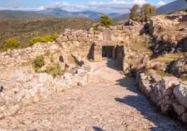 Theo Bộ Văn hóa Hy Lạp, công tác khai quật ở khu vực bên ngoài mộ cổ vẫn chưa hoàn tất. Các nhà khảo cổ đang làm việc để làm rõ hình dạng ban đầu của ngôi mộ và đền thờ cũng như thời điểm chính xác nơi này được sử dụng và cải tạo. Ảnh: trip.com.