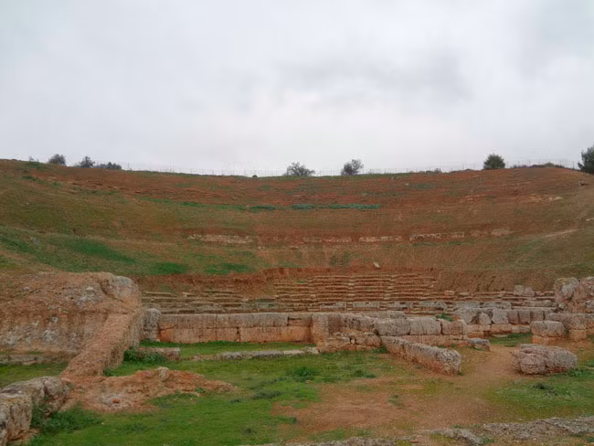 Tại khu vực phía ngoài ngôi mộ, các chuyên gia đã khai quật được thêm nhiều hiện vật chỉ ra rằng nơi này từng được sử dụng như một đền thờ chữa bệnh. Một số ngón tay bằng đất sét và một phần cánh tay bằng đất sét đã được khai quật trong lớp đất lấp đầy ngôi mộ. Ảnh: archaeology.
