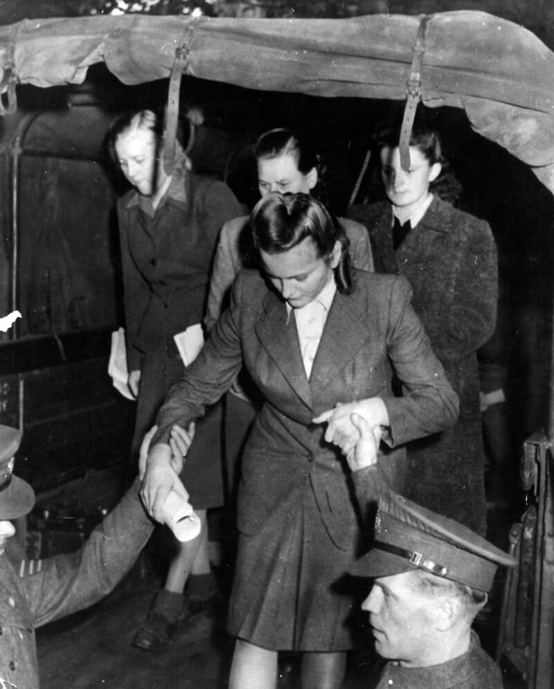 Giống như một số người dân Đức vào những năm 1930 và 1940, Irma bị trùm phát xít Adolf Hitler mê hoặc bằng những phát biểu hùng hồn về tương lai của đất nước. Do đó, năm 18 tuổi, cô xin vào làm tại trại tập trung Ravensbrück dành cho các tù nhân nữ. Ảnh: Smith Archive/Alamy Stock Photo.