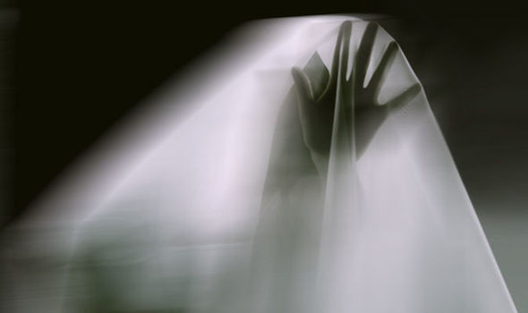 Trong khi đó, một số chuyên gia cho rằng, việc một số người nhìn thấy "ma" có thể liên quan đến sức khỏe tinh thần. Một số người mắc các tình trạng bệnh lý như tâm thần phân liệt có thể thường nhìn thấy hồn ma.