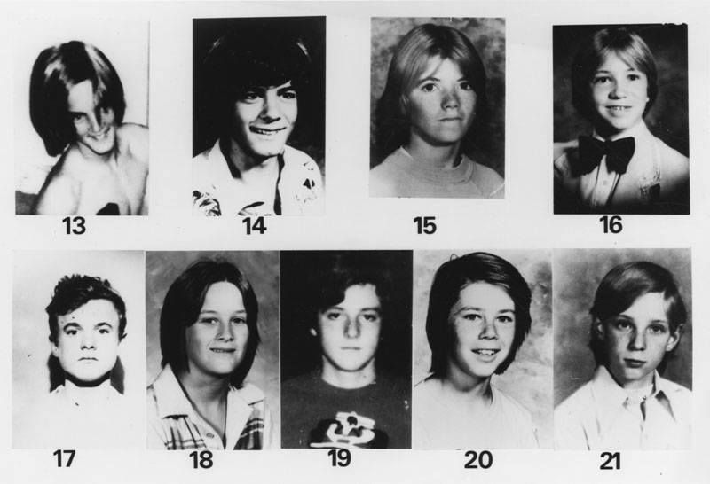 Bonin không thực hiện các vụ án này một mình mà với ít nhất 4 đồng phạm: Vernon Butts, Gregory Miley, James Munro và William Pugh. Vào ngày 5/8/1979, Bonin và Butts tấn công Markus Grabs - sinh viên người Đức 17 tuổi đang đi du lịch ở Mỹ. Chúng đã cưỡng hiếp, đánh đập, siết cổ nạn nhân bằng dây thừng và đâm Markus 77 nhát trước khi vứt thi thể lõa thể dọc theo một con đường gần Malibu. Ảnh: Los Angeles Public Library Archives.