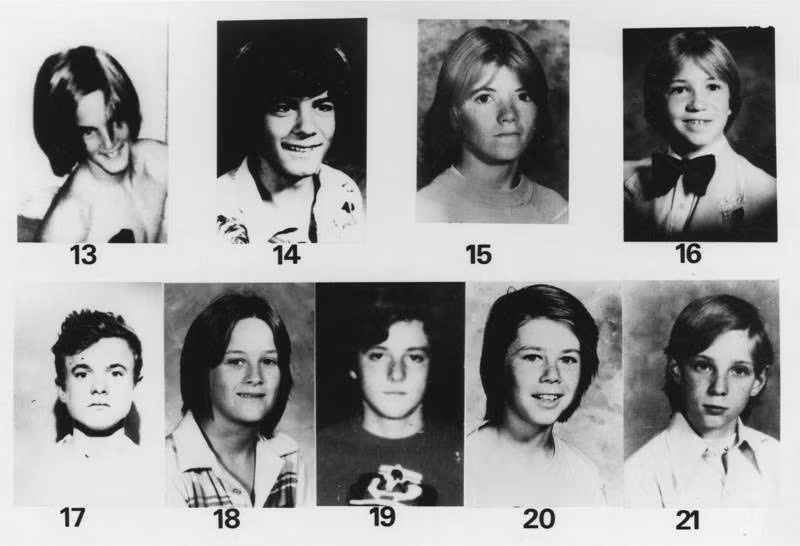 Bonin không thực hiện các vụ án này một mình mà với ít nhất 4 đồng phạm: Vernon Butts, Gregory Miley, James Munro và William Pugh. Vào ngày 5/8/1979, Bonin và Butts tấn công Markus Grabs - sinh viên người Đức 17 tuổi đang đi du lịch ở Mỹ. Chúng đã cưỡng hiếp, đánh đập, siết cổ nạn nhân bằng dây thừng và đâm Markus 77 nhát trước khi vứt thi thể lõa thể dọc theo một con đường gần Malibu. Ảnh: Los Angeles Public Library Archives.