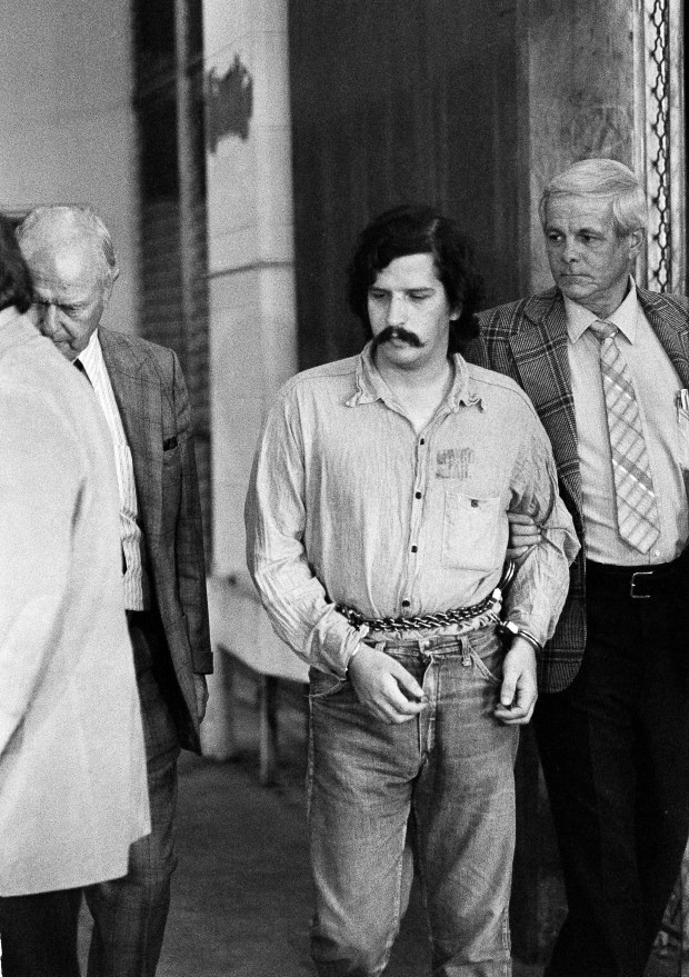 Kẻ sát nhân Bonin bị đưa ra tòa xét xử với cáo buộc giết chết 14 người mặc dù gã khai nhận đã sát hại 21 người. Cuối cùng, gã nhận bản án tử hình. Ngày 23/2/1996, gã trở thành tử tù đầu tiên ở California thi hành án tử bằng cách tiêm thuốc độc. Ảnh: nydailynews.