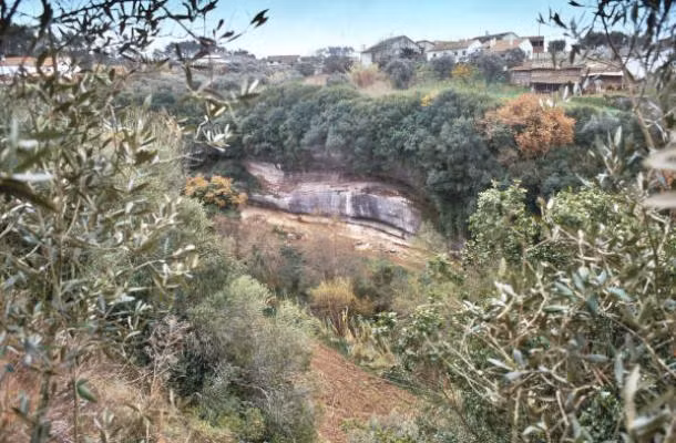 Năm 1998, các chuyên gia tìm thấy hài cốt của một đứa trẻ ở Thung lũng Lapedo, Bồ Đào Nha. Kết quả kiểm tra niên đại cho thấy "đứa trẻ Lapedo" qua đời cách đây khoảng 28.000 năm. Ảnh: João Zilhão/Science Advances.