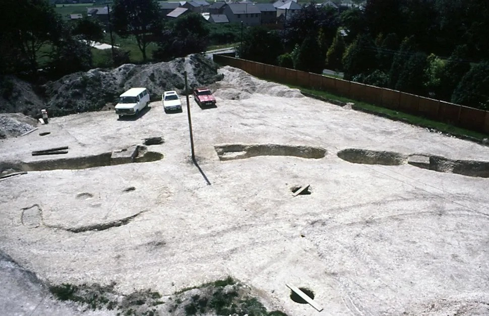 Với niên đại khoảng 5.200 tuổi, di tích cổ Flagstones "già" hơn bãi đá cổ Stonehenge khoảng 200 tuổi. Ảnh: Courtesy of the Dorset Museum.