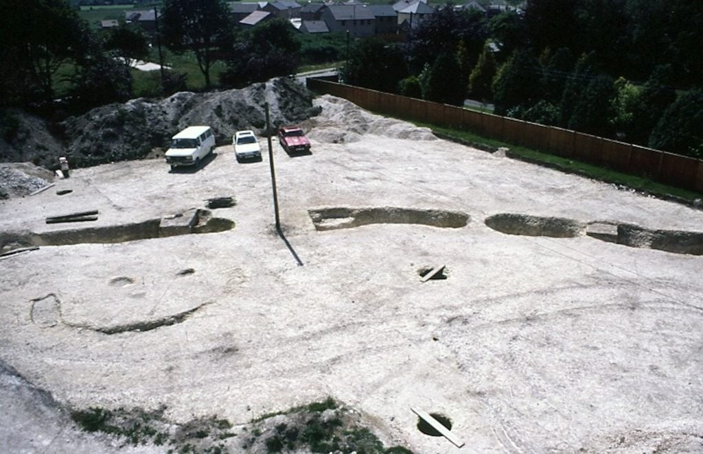 Tác giả đầu tiên của nghiên cứu, Susan Greaney, giảng viên khảo cổ học tại Đại học Exeter ở Anh cho biết: "Phát hiện này khiến Flagstones trở thành công trình vòng tròn lớn đầu tiên được biết đến ở Anh". Ảnh: Courtesy of the Dorset Museum.