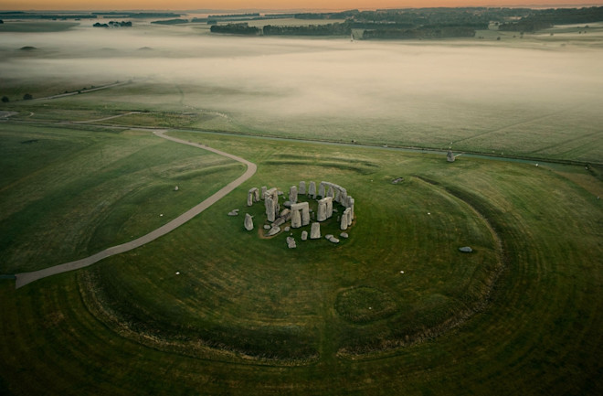 Một số chuyên gia cho rằng, các bãi đá cổ hình tròn giống như Flagstones có thể chịu ảnh hưởng từ các tập tục ở Ireland, nơi mọi người chôn cất thi hài hỏa táng của người quá cố trong các ngôi mộ hình tròn vào thời điểm đó. Ảnh: Wirestock Creators/Shutterstock.