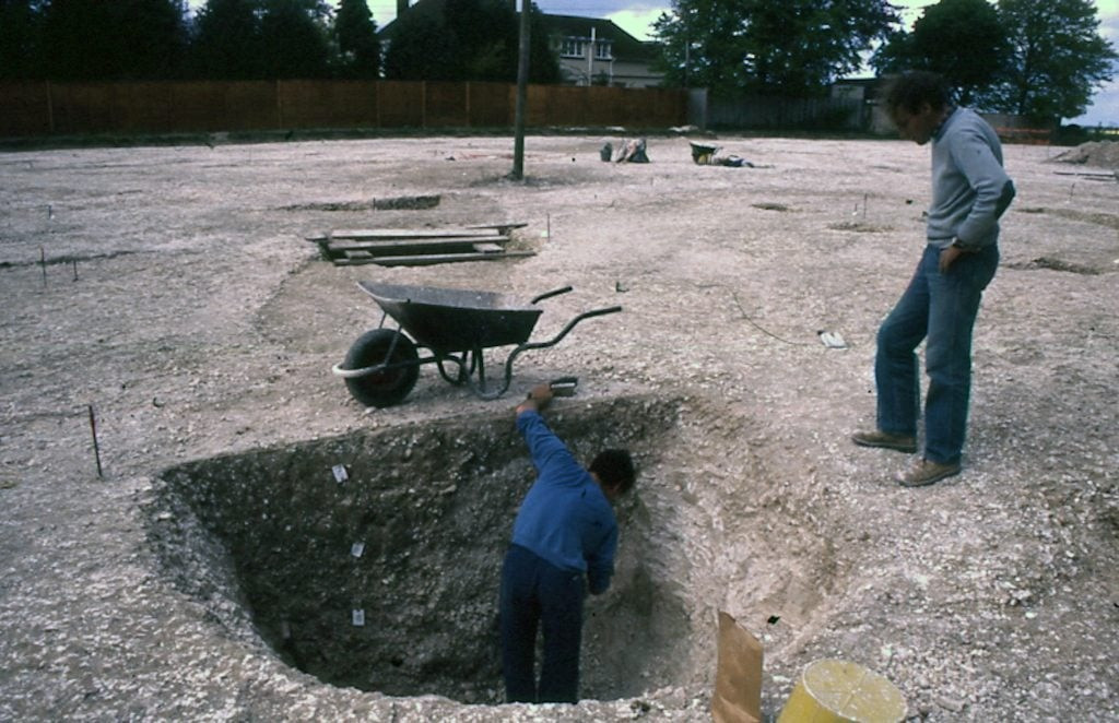 Trước đây, các nhà khảo cổ cho rằng di chỉ Flagstones có cùng niên đại với giai đoạn đầu tiên xây dựng bãi đá cổ Stonehenge. Flagstones được xây dựng và tái cấu trúc qua nhiều thế kỷ. Ảnh: Courtesy of the Dorset Museum.