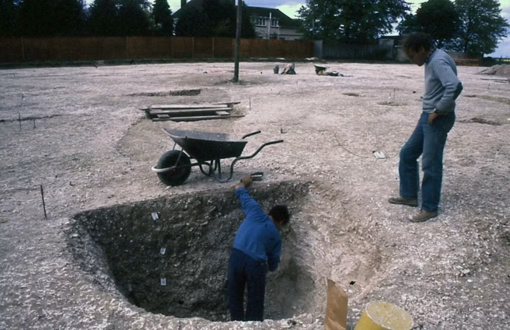 Trước đây, các nhà khảo cổ cho rằng di chỉ Flagstones có cùng niên đại với giai đoạn đầu tiên xây dựng bãi đá cổ Stonehenge. Flagstones được xây dựng và tái cấu trúc qua nhiều thế kỷ. Ảnh: Courtesy of the Dorset Museum.