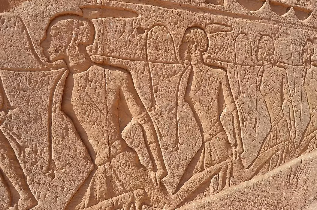 Lực lượng nô lệ tham gia hoạt động khai thác vàng tại các mỏ. Các chuyên gia tìm thấy những chiếc cùm chân, dây trói, xiềng xích... cho thấy nô lệ đã bị xiềng xích ở chân khi làm việc tại đây. Ảnh: worldatlas.