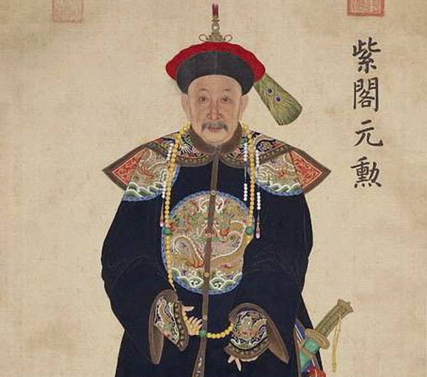 Tham quan Hòa Thân kém tướng quân A Quế 33 tuổi. Do đó, khi đối mặt với một đại thần là trụ cột của nhà Thanh trong suốt nhiều năm, Hòa Thân không khỏi bị choáng ngợp, thậm chí sợ hãi mỗi khi gặp mặt. Là vị tướng văn võ song toàn, tướng quân A Quế được đánh giá là người có tính tình cởi mở, trung thực, thương yêu binh sĩ nên rất được lòng quân. Ông từng được nhậm chức Thống lĩnh Quân cơ xứ, Nhất đẳng Thành Mưu Anh Dũng công, Đại học sĩ, Đô thống Mãn Châu Chính Hồng kỳ.