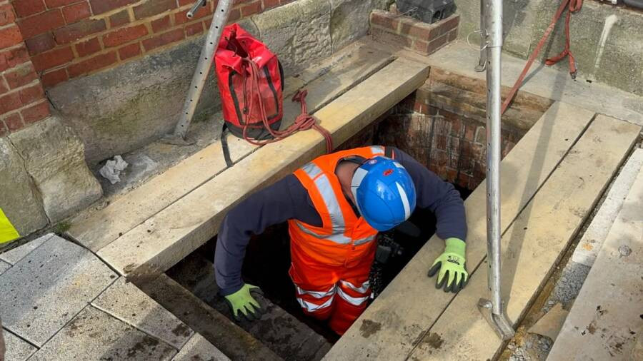 Trong quá trình cải tạo khu vực nhà ga Salisbury ở Wiltshire, Anh, các kỹ sư, công nhân tình cờ phát hiện mạng lưới đường hầm bí mật và các phòng bị lãng quên trong suốt nhiều thập kỷ. Ảnh: Network Rail.