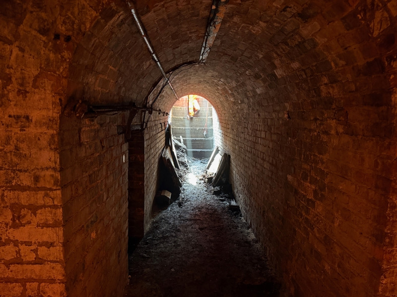 Nhóm kỹ sư, công nhân cũng tìm thấy một chiếc thang dẫn tới khu vực sâu hơn bên dưới nhà ga Salisbury. Khu vực này vẫn chưa được khám phá nên họ không biết sẽ dẫn tới đâu. Ảnh: railmagazine.