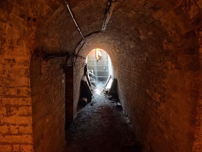 Nhóm kỹ sư, công nhân cũng tìm thấy một chiếc thang dẫn tới khu vực sâu hơn bên dưới nhà ga Salisbury. Khu vực này vẫn chưa được khám phá nên họ không biết sẽ dẫn tới đâu. Ảnh: railmagazine.