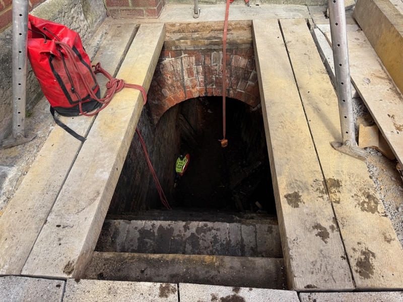 Từ đây, họ phát hiện những đường hầm bí mật bên dưới nhà ga Salisbury với cấu trúc đặc biệt. Trong số này, một vài đường hầm dẫn tới các căn phòng cũ. Ảnh: railmagazine.