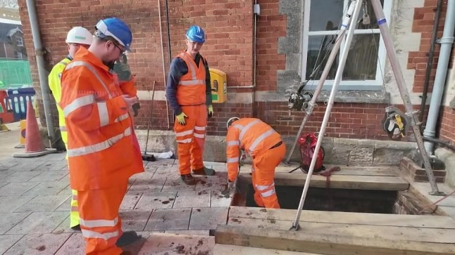 Network Rail cho hay những đường hầm bên dưới nhà ga Salisbury dường như được sử dụng cho "hoạt động hậu cần". Đây là nơi người xưa lưu trữ các thùng bia, rượu táo rồi vận chuyển tới các ga khác. Ảnh: National Rail / SWNS.