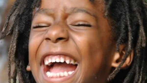 Dịch cười bí ẩn ở Tanzania cũng là một vụ cuồng loạn tập thể bí ẩn từng xảy ra trong lịch sử. Sự việc xảy ra vào ngày 30/1/1962 tại một trường nữ sinh truyền đạo ở Kasshasha, Tanzania. Ban đầu, 3 nữ sinh đột nhiên cười liên tục rồi sau đó nhanh chóng lan ra toàn trường. Ảnh: whatculture.