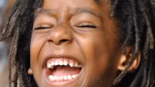 Dịch cười bí ẩn ở Tanzania cũng là một vụ cuồng loạn tập thể bí ẩn từng xảy ra trong lịch sử. Sự việc xảy ra vào ngày 30/1/1962 tại một trường nữ sinh truyền đạo ở Kasshasha, Tanzania. Ban đầu, 3 nữ sinh đột nhiên cười liên tục rồi sau đó nhanh chóng lan ra toàn trường. Ảnh: whatculture.