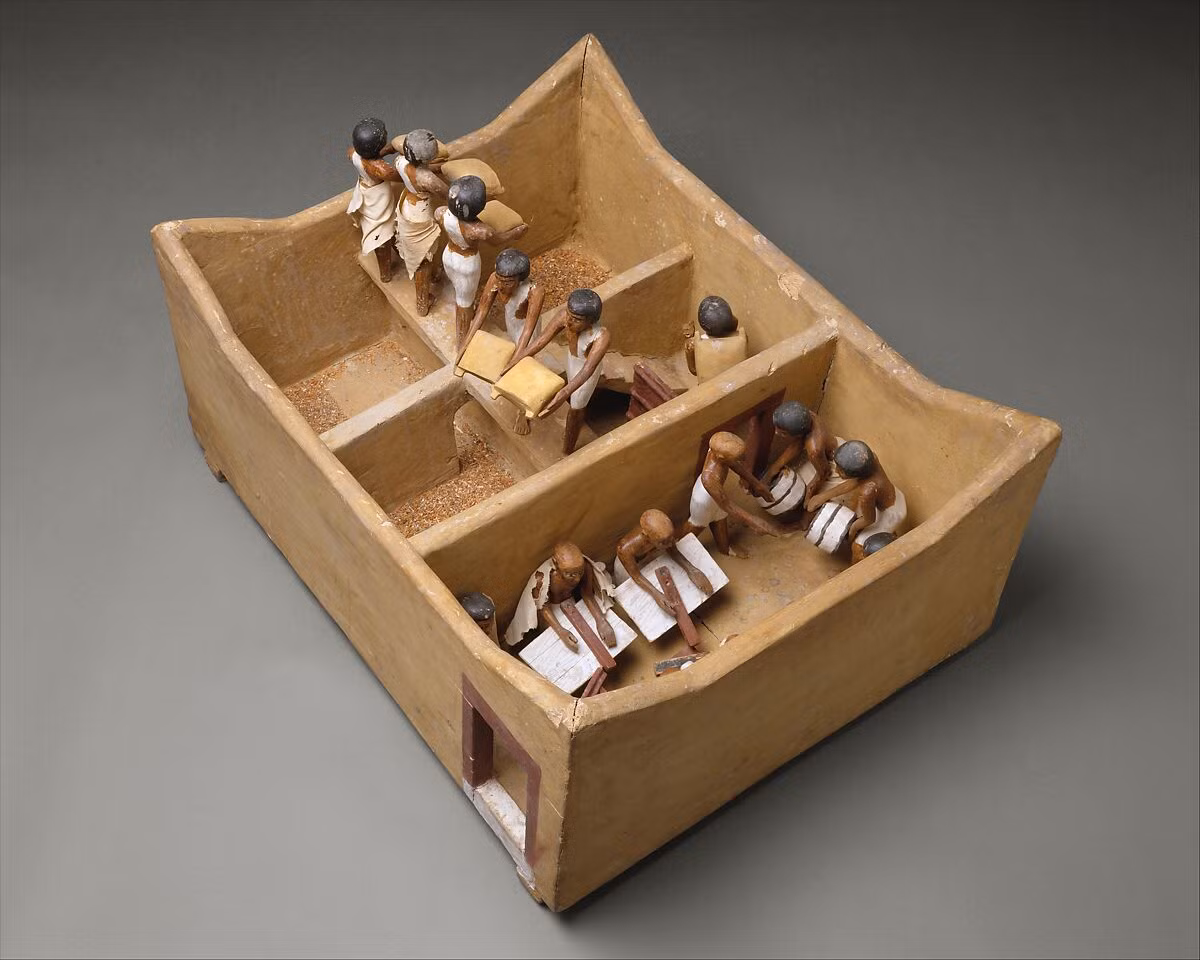 Mô hình kho lương thực tìm thấy trong căn phòng bí mật ở mộ cổ được làm chủ yếu từ gỗ. Ngoài ra, người xưa còn dùng thạch cao, sơn để trang trí cổ vật này. Ảnh: Metmuseum.