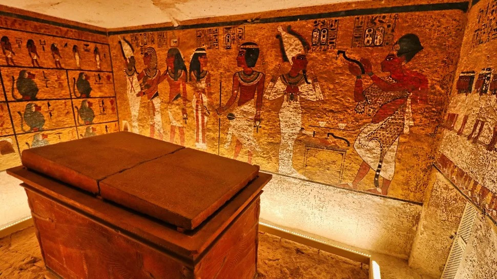 Nicholas Brown - nghiên cứu sinh sau tiến sĩ chuyên ngành Ai Cập học tại Đại học Yale cho hay 8 hiện vật được tìm thấy trong phòng chôn cất của pharaoh Ai Cập Tutankhamun tại lăng mộ ở Thung lũng các vị vua đã được sử dụng trong một nghi lễ linh thiêng. Đó là "Lễ đánh thức thần Osiris". Ảnh: CK-TravelPhotos via Shutterstock.