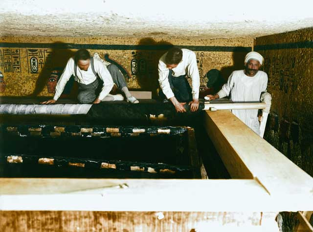 Theo chuyên gia Brown, đây là bằng chứng sớm nhất về việc thực hiện nghi lễ tại lăng mộ của pharaoh Tutankhamun nổi tiếng Ai Cập cổ đại. "Toàn bộ phòng chôn cất dường như được thiết lập để tái hiện một nghi lễ tang lễ được biết đến từ thời sau này có tên là "Lễ đánh thức thần Osiris"", chuyên gia Brown cho hay. Ảnh: Burton photograph 0010 © Griffith Institute, University of Oxford (colourised by Dynamichrome).