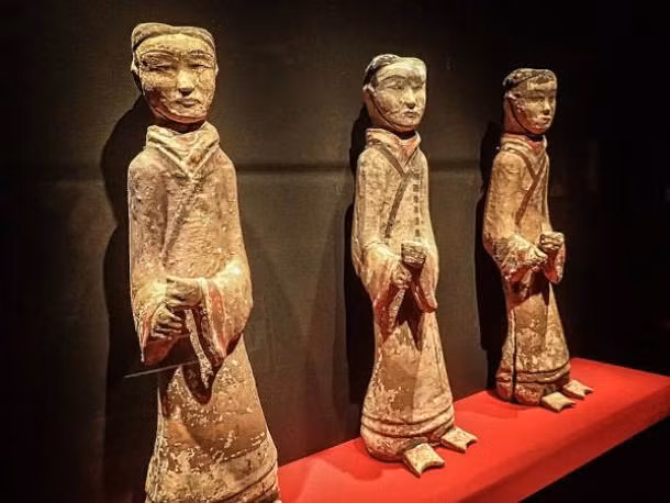 Những thi hài binh sĩ nhà Hán được tìm thấy trong ngôi mộ tập thể cho thấy họ đã bị người Hung Nô sát hại một cách tàn bạo khiến nhiều phần thi thể bị tách rời như hộp sọ, tay, chân... Ảnh: Mary Harrsch/CC BY-SA 4.0.