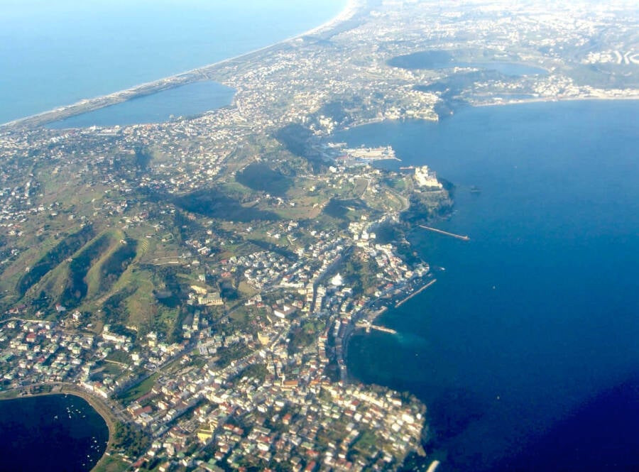 Sau hàng ngàn năm, hoạt động địa chất đã đưa những công trình cổ đại của người La Mã nổi lên. Các chuyên gia hy vọng việc kiểm tra, phân tích sâu hơn về căn biệt thự và khu định cư này sẽ giúp làm sáng tỏ cuộc sống xa hoa của giới thượng lưu, quý tộc La Mã thời xưa. Ảnh: Luigi Novi/Wikimedia Commons.