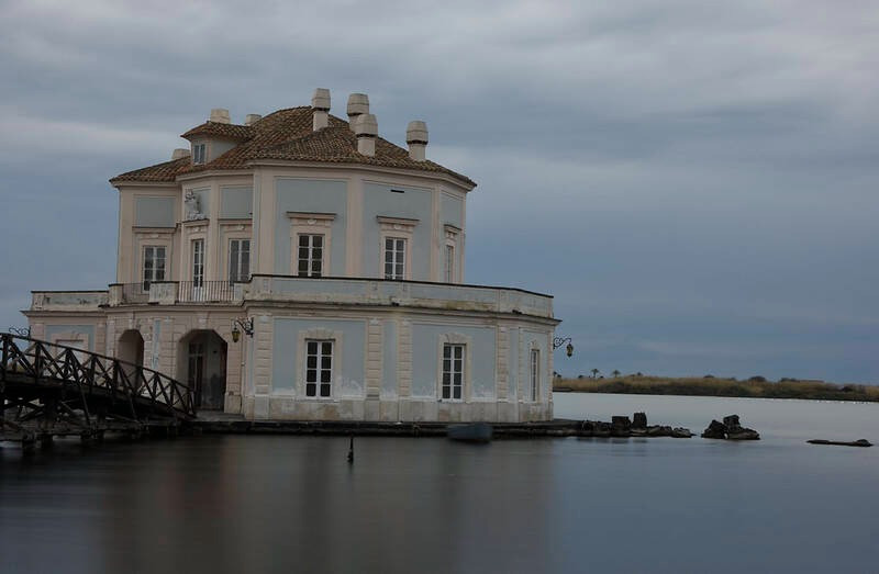 Các chuyên gia suy đoán những hoạt động địa chất, bao gồm núi lửa ở Naples, Italy vào nhiều thế kỷ trước đã nhấn chìm khu định cư (bao gồm dinh thự mới phát hiện) ở gần hồ Fusaro. Ảnh: Giancarlo Marseglia Ceccoli/Flickr.