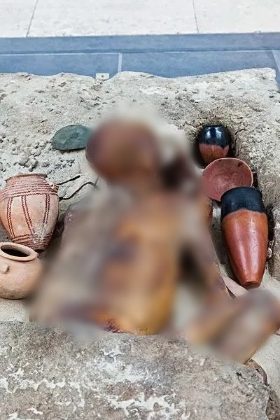 Trên cánh tay phải của Gebelein Man được các chuyên gia phát hiện có những hình xăm cổ xưa mà ban đầu được cho là những vết bẩn. Ảnh: egypt-museum.com.