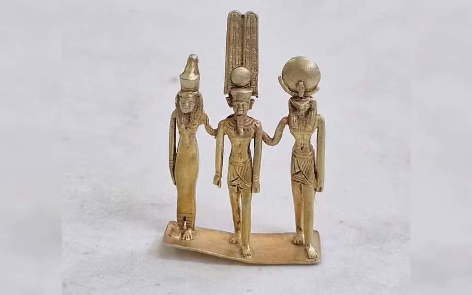 Cụ thể, bức tượng vàng tạc hình ảnh các vị thần Amun, Khonsu và Mut đứng cạnh nhau. Amun và Mut là vợ chồng. Trong khi đó, con trai của họ là Khonsu. Cả ba vị thần đều gắn liền với Thebes và những bức tượng tạc họ đã được thấy trong các cuộc khai quật trước đây ở Ai Cập. Ảnh: Egyptian Ministry of Tourism and Antiquities.