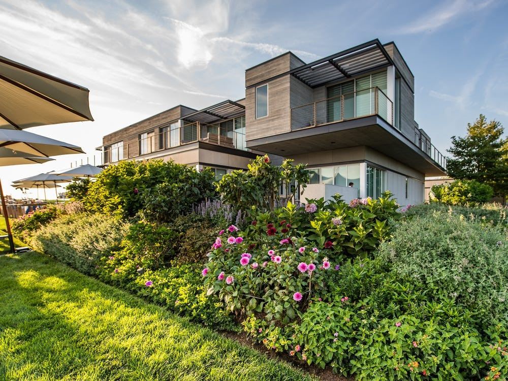 Nằm cách thành phố New York, Mỹ khoảng 2,5 giờ đi ô tô, ngôi làng Sagaponack thuộc vùng Hamptons còn được gọi với biệt danh là "làng triệu đô". Biệt danh này được cho xuất phát từ việc mỗi căn nhà tại ngôi làng này có giá vài triệu cho tới hàng chục triệu USD. Ảnh: Mark Sagliocco/Getty Images.