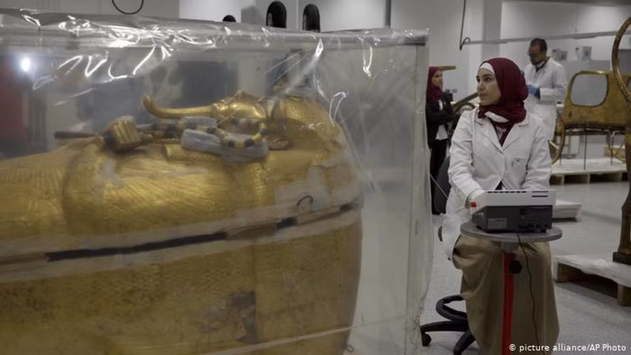 Cụ thể, các nhà nghiên cứu phát hiện bên trong xác ướp pharaoh Tutankhamun không có tim, dương vật dựng đứng một góc 90 độ và toàn bộ thi hài được bao phủ bởi chất lỏng màu đen.