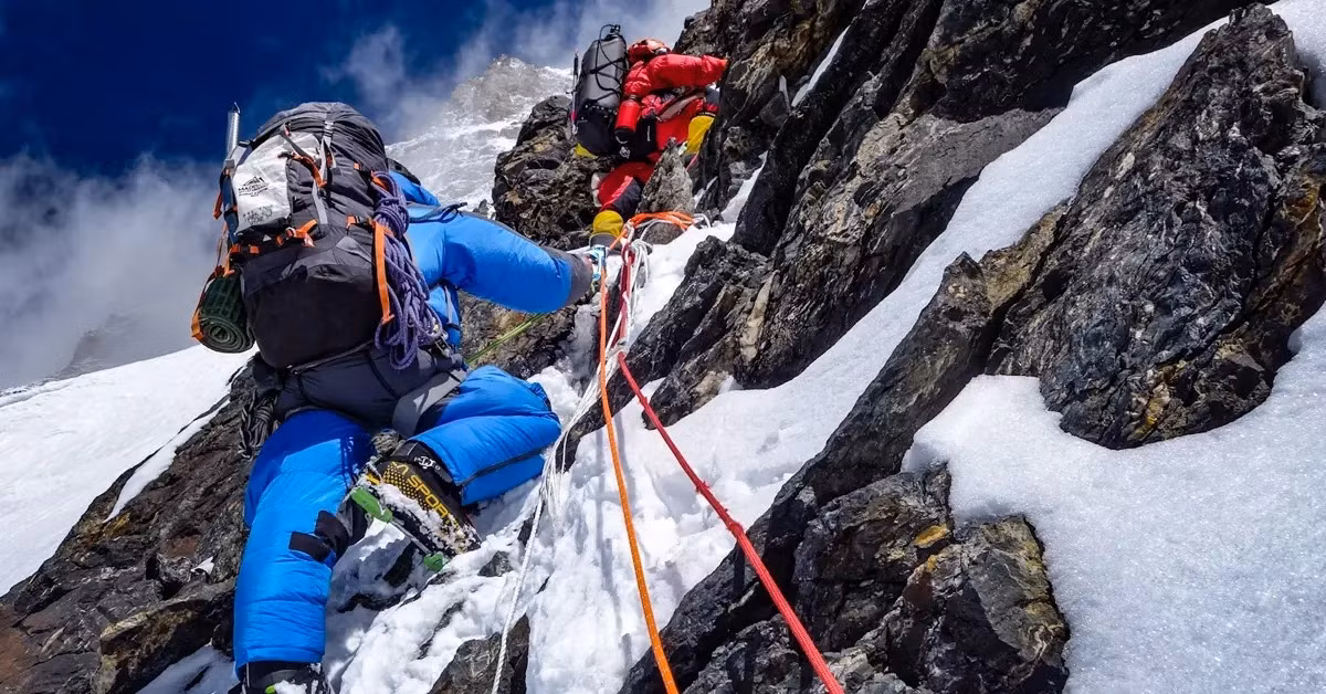 Những nỗ lực chinh phục đỉnh K2 lần đầu được các nhà leo núi thực hiện vào đầu thế kỷ 20 nhưng không thành công. Mãi đến năm 1954, một đoàn thám hiểm người Italy do Ardito Desio đứng đầu chinh phục thành công đỉnh K2. Ảnh: gearchecker.