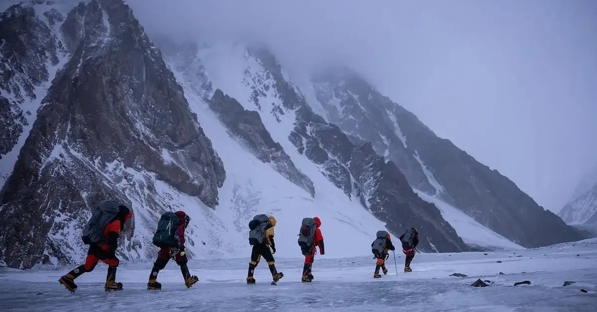 Tính đến năm 2018, tỷ lệ tử vong khi chinh phục đỉnh K2 là 23% trên 367 chuyến. Ảnh: gearchecker.