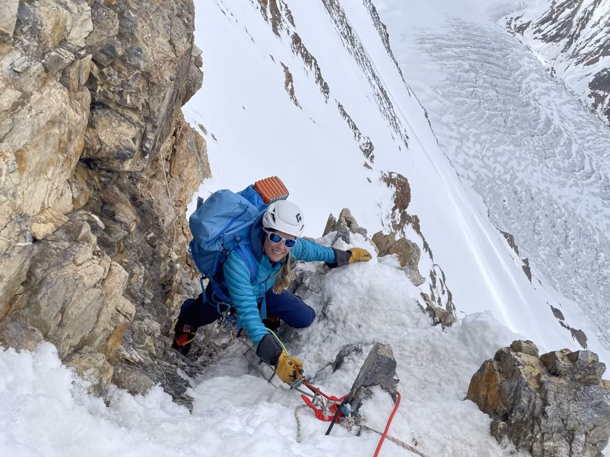 Ngọn núi nổi tiếng không kém đỉnh Everest là K2. Đây là đỉnh núi cao thứ hai trên thế giới, nằm trên biên giới Kashmir và Tân Cương (Trung Quốc). K2 được các nhà leo núi đặt biệt danh là "ngọn núi hoang dã" do độ khó chinh phục. Ảnh: mtnprofessionals.