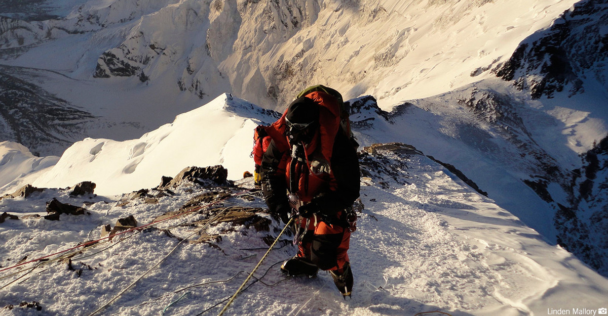 Theo thống kê, hơn 10.000 người đã leo lên đỉnh Everest. Tuy nhiên, có khoảng 300 người đã thiệt mạng khi cố gắng chinh phục ngọn núi hùng vĩ này. Ảnh: Linden Mallory/rmiguides.