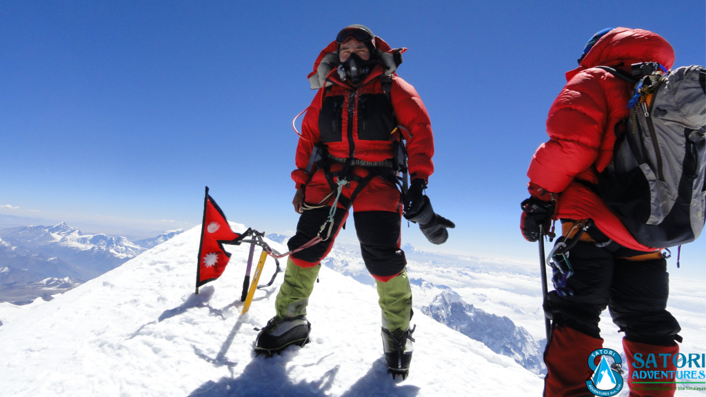 Đỉnh Kanchenjunga cao 8.586m nằm trên biên giới Nepal và bang Sikkim của Ấn Độ. Trong tiếng Tây Tạng, Kanchenjunga có nghĩa là "năm kho lớn chứa tuyết". Ảnh: satoriadventuresnepal.