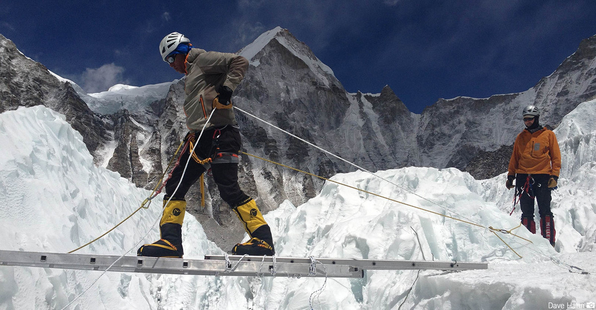 Đỉnh Everest cao gần 9.000m là một trong những đỉnh núi nguy hiểm nhất thế giới. Dù biết việc chinh phục đỉnh Everest sẽ đối mặt với nhiều hiểm nguy nhưng nhiều nhà leo núi không chùn bước. Ảnh: Dave Hahn/rmiguides.