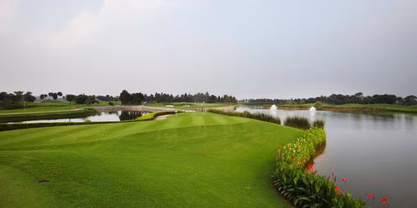 Dong cua san golf Van Tri vi lien quan benh nhan thu 21 nhiem COVID-19