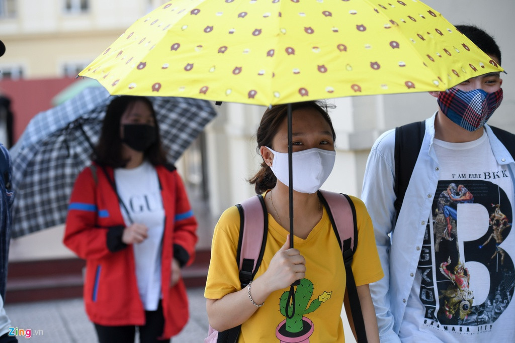 Sinh viên cả nước đã trải qua kỳ nghỉ kéo dài gần 2 tháng. Tuần trước, một số trường ở Hà Nội tổ chức sinh viên đi học trở lại nhưng sau đó buộc phải tạm dừng khi xuất hiện nhiều ca dương tính với virus corona.