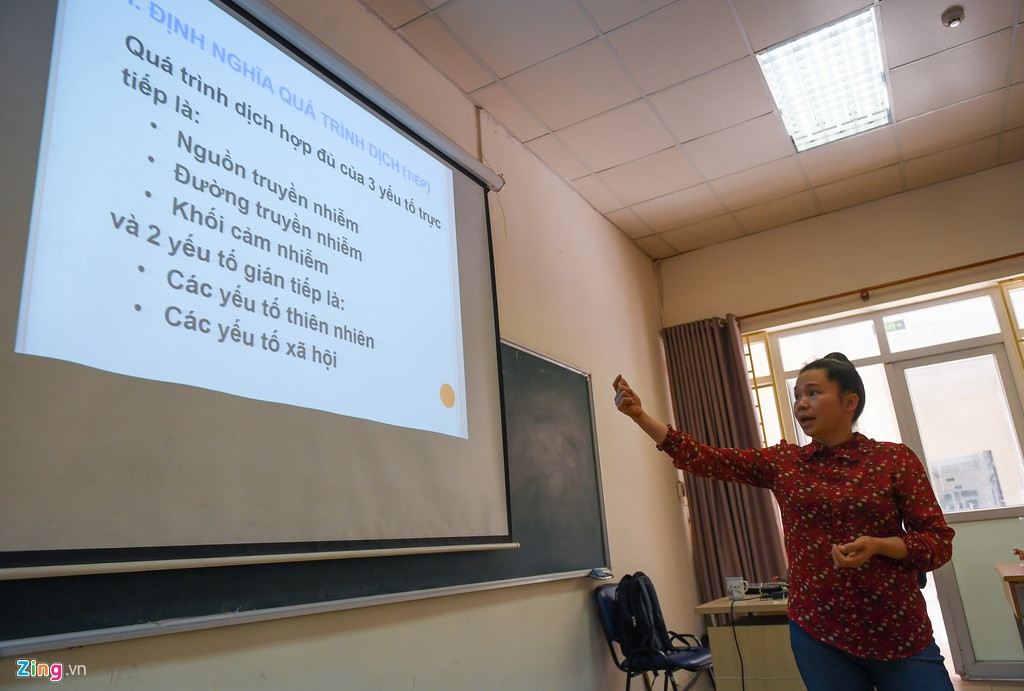 Cô Bùi Hồng Ngọc, giảng viên môn Dịch tễ học, cho biết nguy cơ lây nhiễm trong lớp học vẫn có. Ngoài người bệnh dương tính với SARS-CoV-2, còn có người lành mang mầm bệnh, những người đang ủ bệnh cũng có thể lây. Tuy nhiên, nguy cơ lây nhiễm trong giảng đường không cao nếu sinh viên dùng nước rửa tay khô, đeo khẩu trang và giảng đường được vệ sinh thường xuyên.