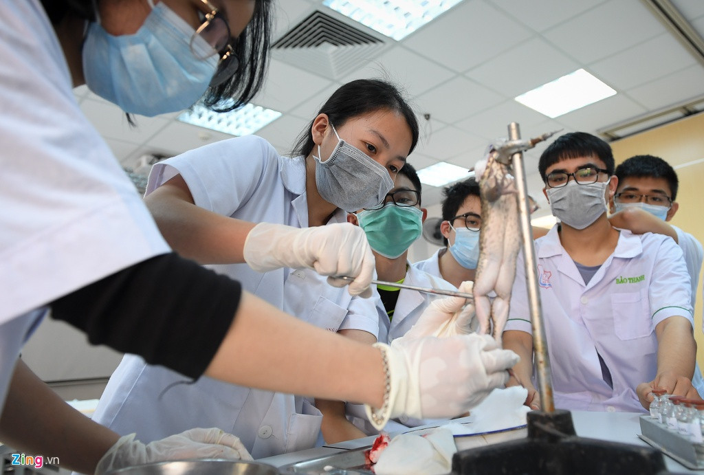 Nguyễn Thị Yến, sinh viên năm thứ hai ngành Y Đa khoa, cho biết lúc đầu cũng hơi lo lắng nhưng sau khi được tập huấn về dịch bệnh, bạn đã yên tâm hơn. Yến thường xuyên đeo khẩu trang, rửa tay bằng xà phòng và tránh tụ tập nơi đông người.