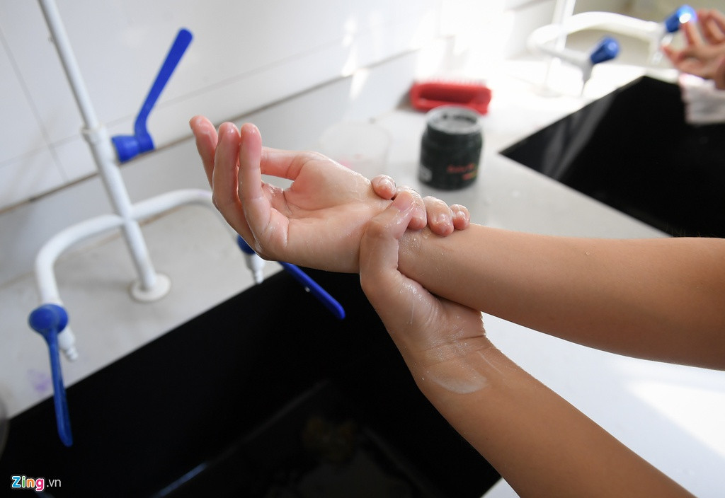 Ngay sau khi sinh viên quay lại học, trường đã tổ chức tập huấn về triệu chứng bệnh, cách phòng tránh và làm thế nào để tuyên truyền về bệnh dịch. Nhà trường áp dụng các biện pháp chống dịch mạnh như trang bị nước sát khuẩn tay nhanh. Mỗi phòng học đều có xà phòng, nước rửa tay. Trường cũng tiến hành vệ sinh môi trường, tổ chức đơn vị ứng phó khi có người nhiễm. Các thầy cô đã phát triển được bộ xét nghiệm để chẩn đoán nhanh, sản xuất nước rửa tay theo tiêu chuẩn của Tổ chức Y tế thế giới (WHO).