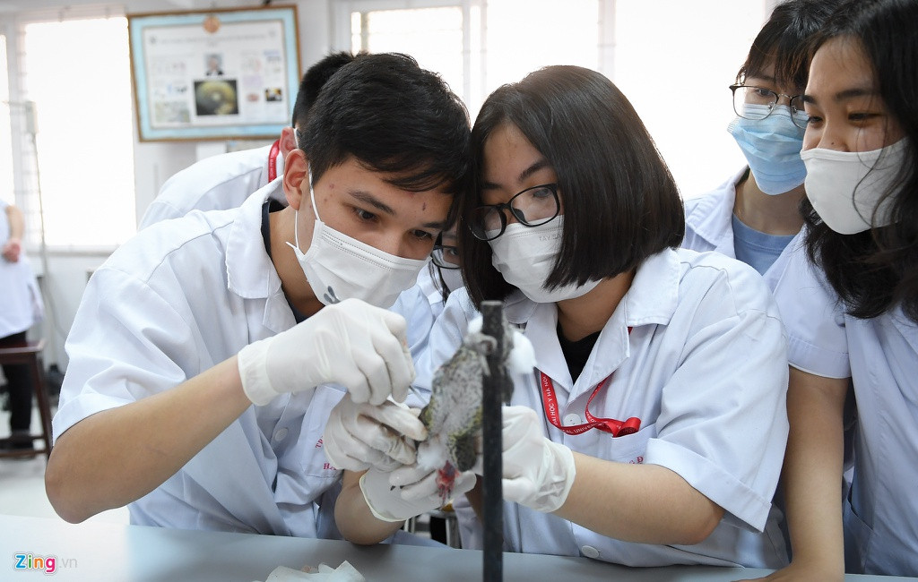 Nguyễn Văn Thanh, sinh viên ngành Y Đa khoa, muốn được đi học, làm quen với không khí ứng phó dịch bệnh. Thanh cho rằng là bác sĩ tương lai, mình phải có một phần trách nhiệm với cộng đồng.