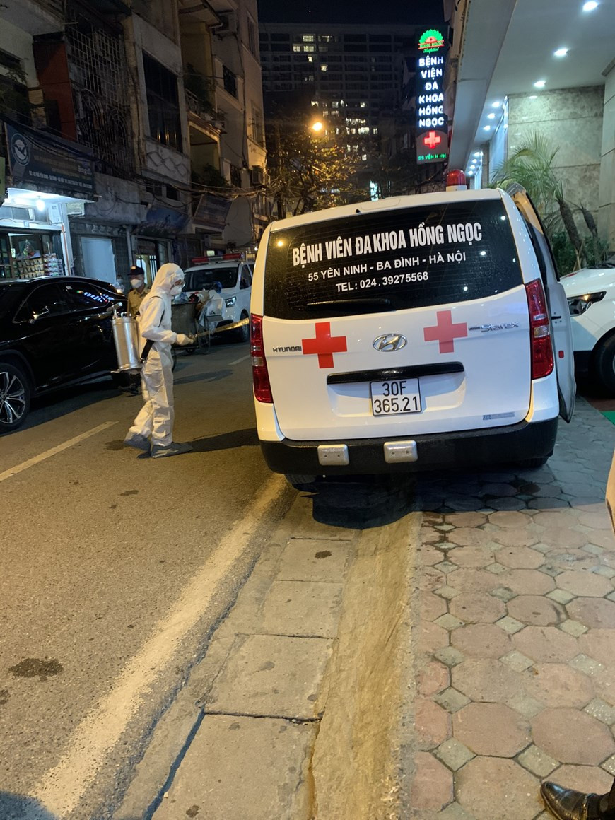 Hoạt động phun khử khuẩn diễn ra liên tục.