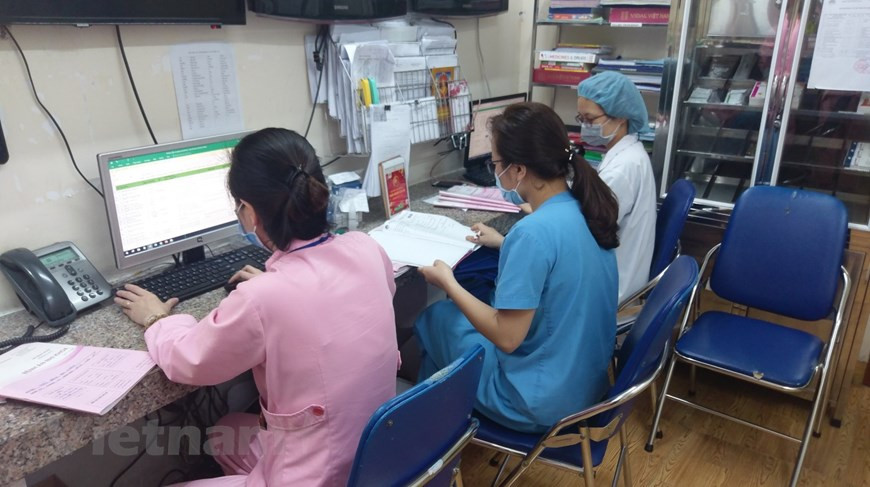 Nhân viên tại bệnh viện trong thời gian cách ly.(Ảnh: PV/Vietnam+)