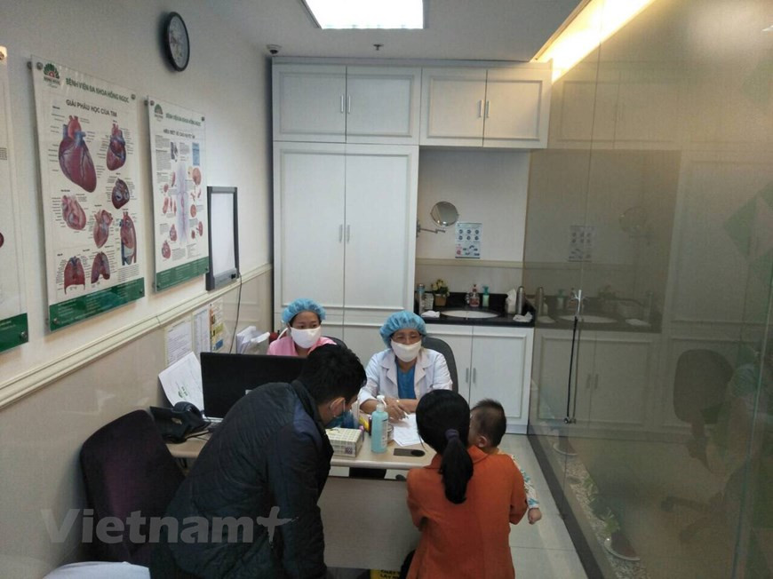 Khám cho bệnh nhân đang được cách ly tại bệnh viện. (Ảnh: PV/Vietnam+)