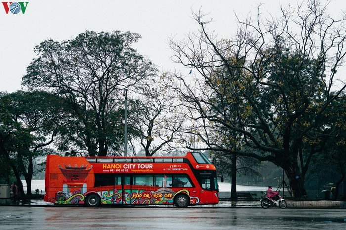 Khu vực hồ Hoàn Kiếm không còn hình ảnh đông đúc du khách như mọi ngày.